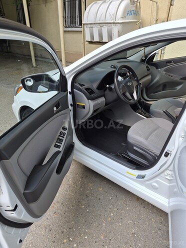 Hyundai Accent-16