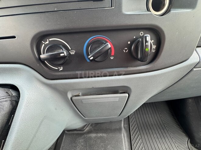 Ford Transit-13