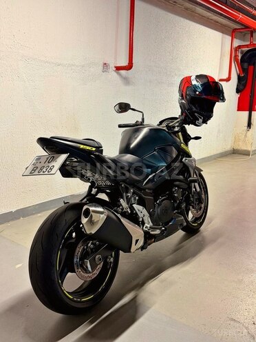 Suzuki GSR 750-4