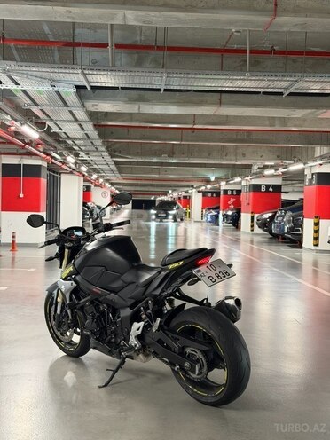 Suzuki GSR 750-3