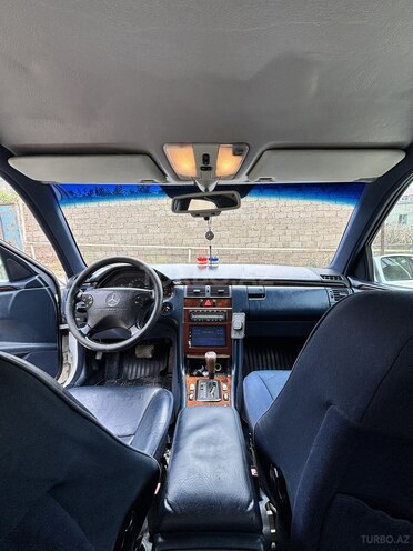 Mercedes E 230-5