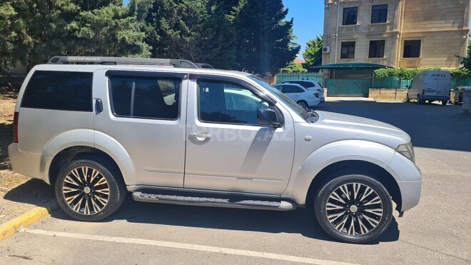 Nissan Pathfinder-2