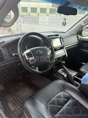 Toyota Land Cruiser-9