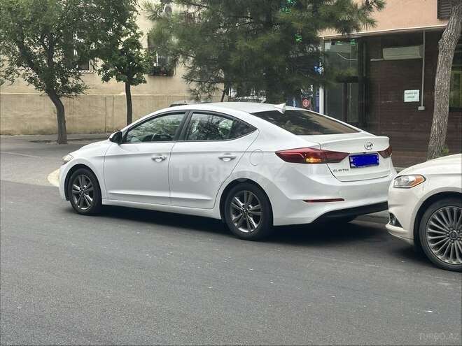 Hyundai Elantra-12