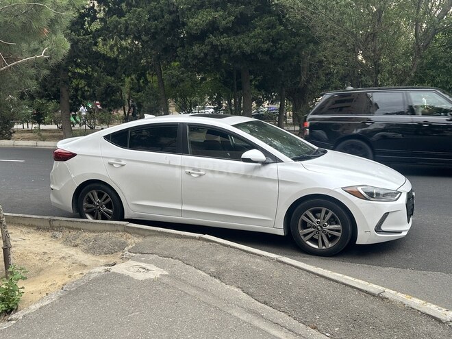 Hyundai Elantra-11