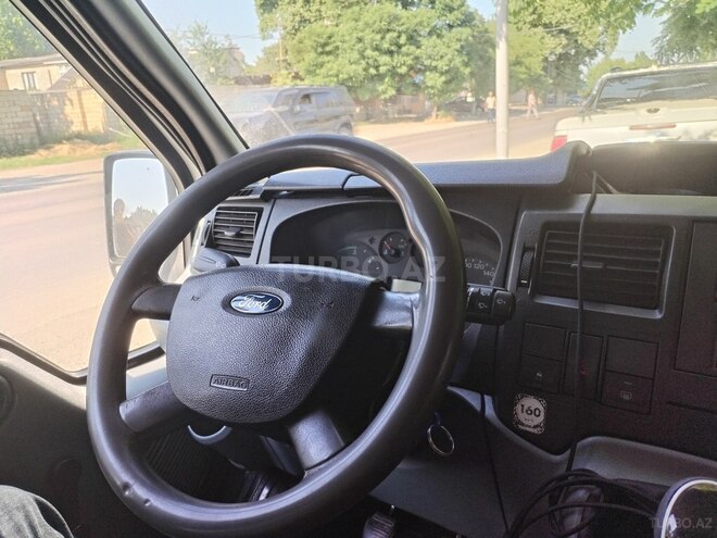 Ford Transit-20
