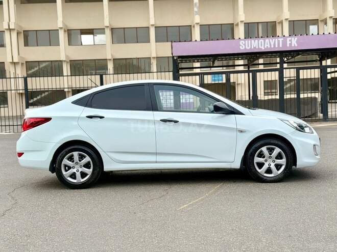 Hyundai Accent-4