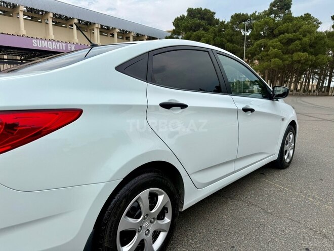 Hyundai Accent-12