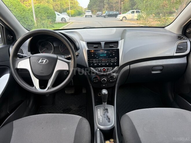 Hyundai Accent-21
