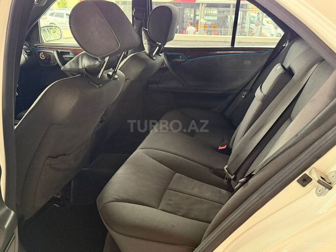 Mercedes E 240-16