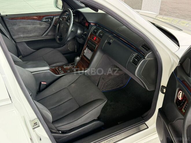 Mercedes E 240-13