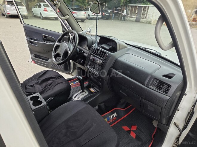 Mitsubishi Pajero io-8