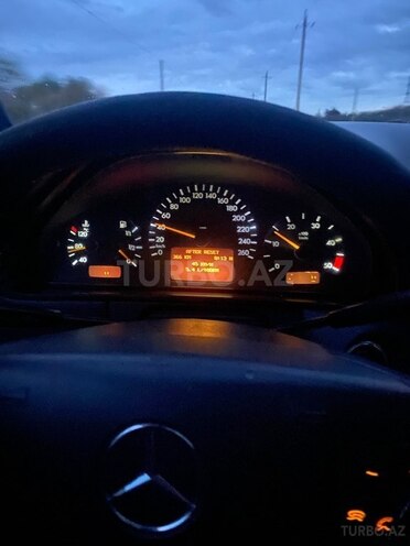 Mercedes E 320-9
