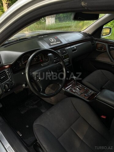 Mercedes E 240-4