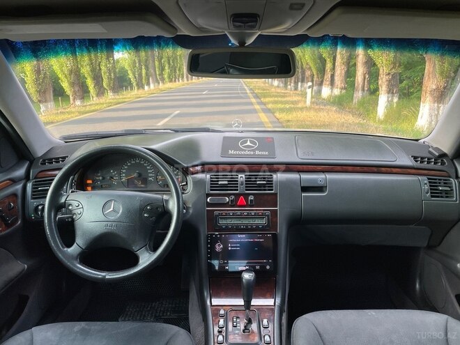 Mercedes E 240-6