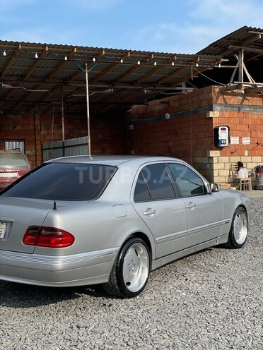 Mercedes E 240-11