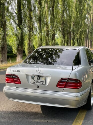 Mercedes E 240-13