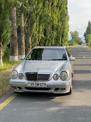 Mercedes E 240-1