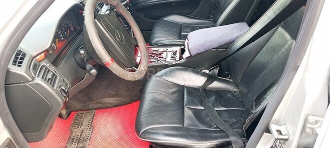 Mercedes E 240-4