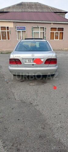Mercedes E 240-2