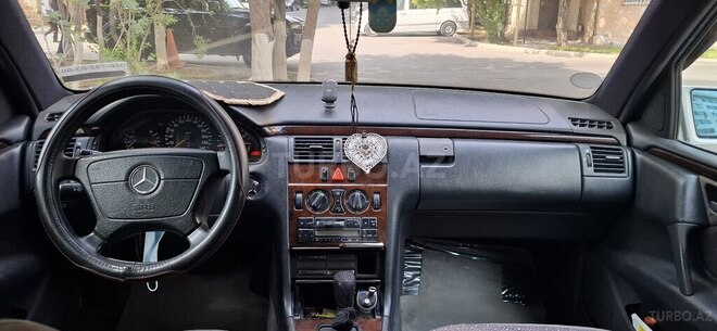 Mercedes E 230-8