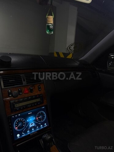 Mercedes E 240-4