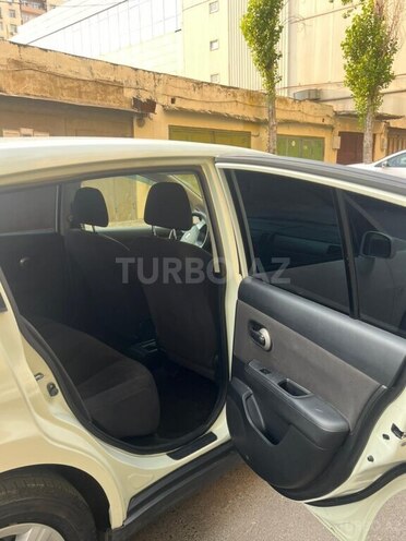 Nissan Tiida-10