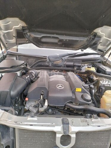 Mercedes E 280-11