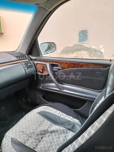 Mercedes E 280-5