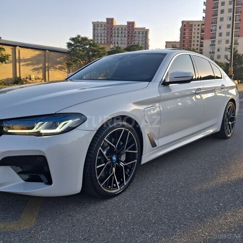 BMW 530e-12