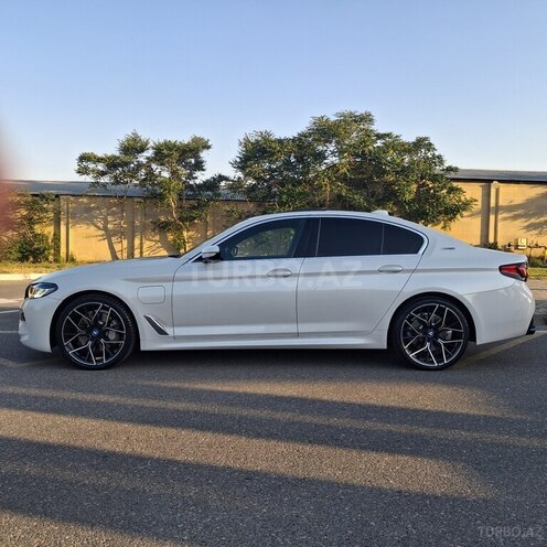 BMW 530e-13