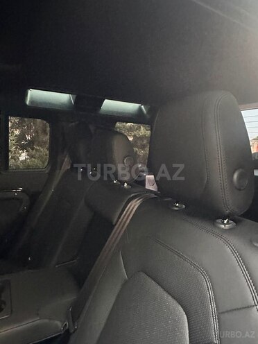 Land Rover Defender-7