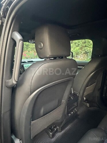 Land Rover Defender-8