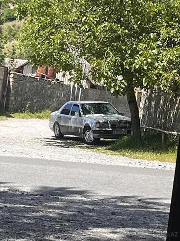 Mercedes 200 D-1