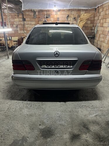 Mercedes E 230-5