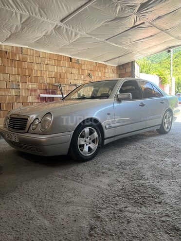Mercedes E 230-6