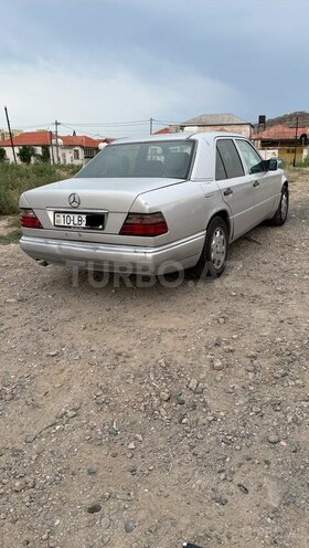 Mercedes 200 E-2