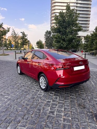 Hyundai Accent-12
