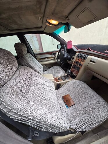 Mercedes E 200-8