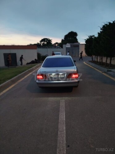 Mercedes E 240-5