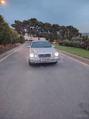 Mercedes E 240-1