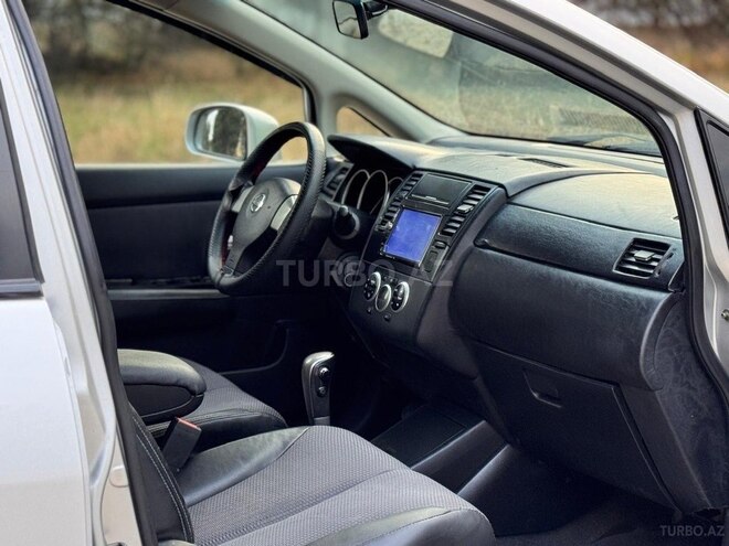 Nissan Tiida-12