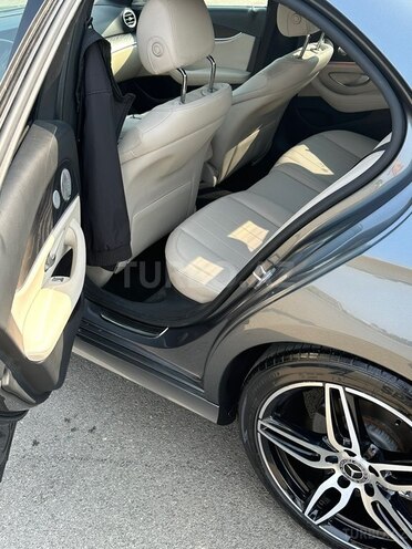 Mercedes E 300 4MATIC-9