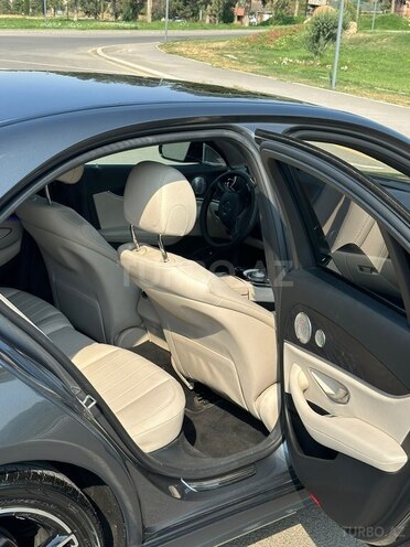 Mercedes E 300 4MATIC-7