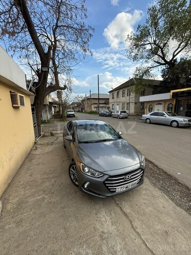 Hyundai Elantra-1