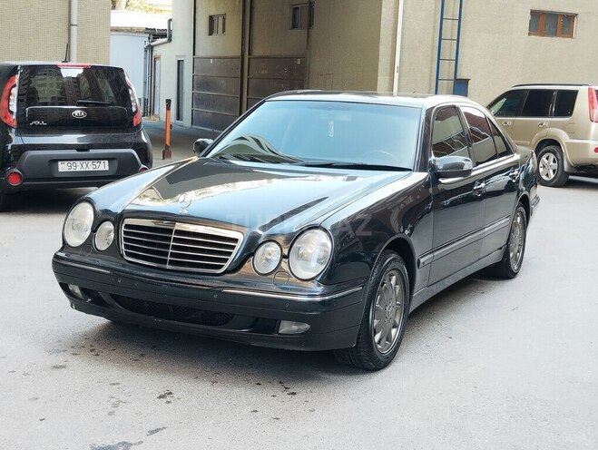 Mercedes E 240-1