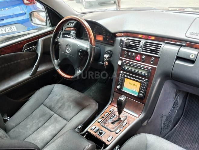 Mercedes E 240-11