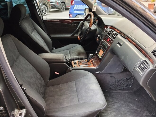 Mercedes E 240-12