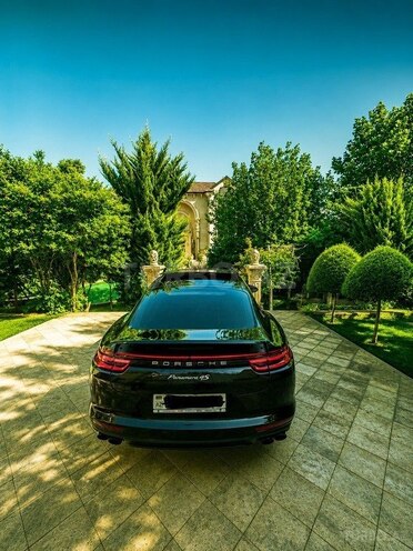 Porsche Panamera Turbo Sport Turismo-4