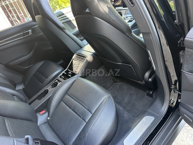 Porsche Panamera 4S-7